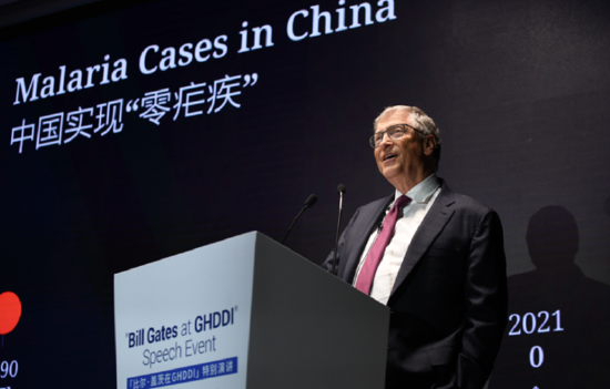 盖茨投10亿美元助穷人用上AI，中美大模型竞赛进入加速期